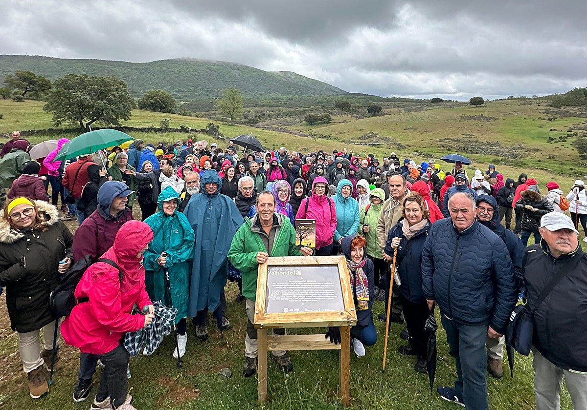 El escritor Rafael Cabanillas y la presidenta de la Diputación, Conchi Cedillo, junto a vecinos de la zona