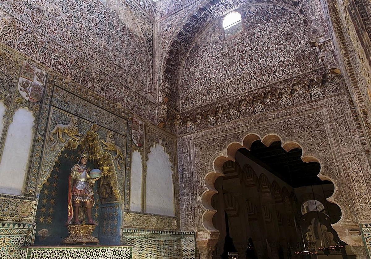 Imagen de la Capilla Real y de su decoración mozárabe antes de la reforma, en las que también se puede ver la escultura de Fernando III del Siglo XVIII