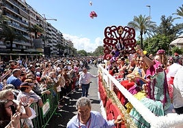La Batalla de las Flores enfrenta a 'clavelazos' a miles de cordobeses y turistas