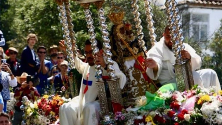 Padres trinitarios subidos a las andas en la procesión del último domingo de abril