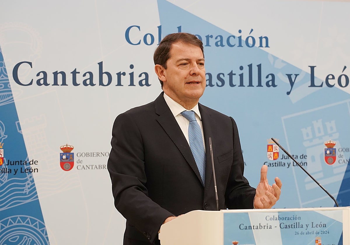 El presidente de la Junta de Castilla y León, Alfonso Fernández Mañueco, este viernes en un acto con su homóloga de Cantabria, en Santander