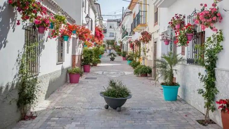 Una calle de Estepona llena de macetas y macetones