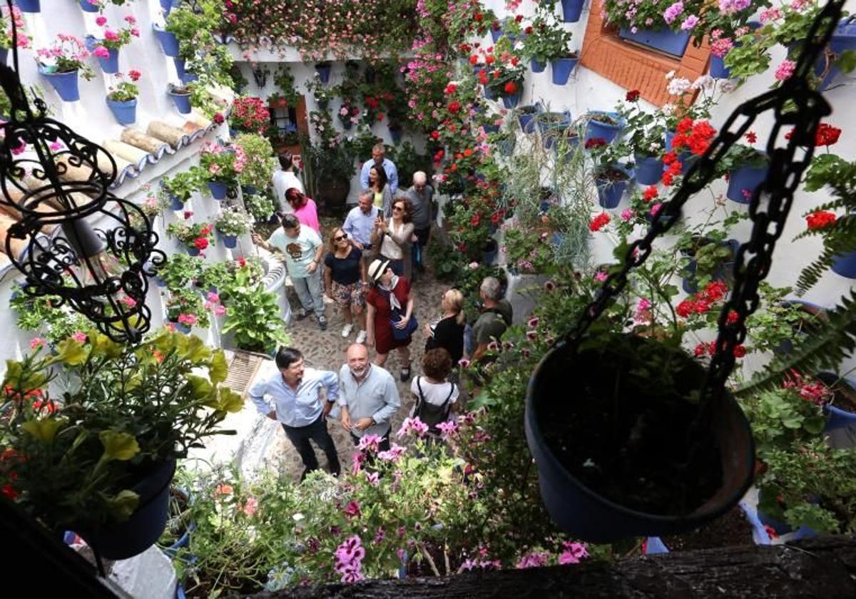 Visitantes en un Patio de Córdoba en una imagen de archivoI