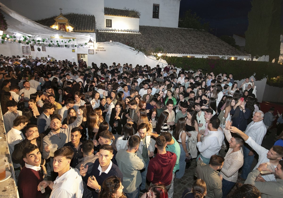 Público nocturno en una de las Cruces de Mayo