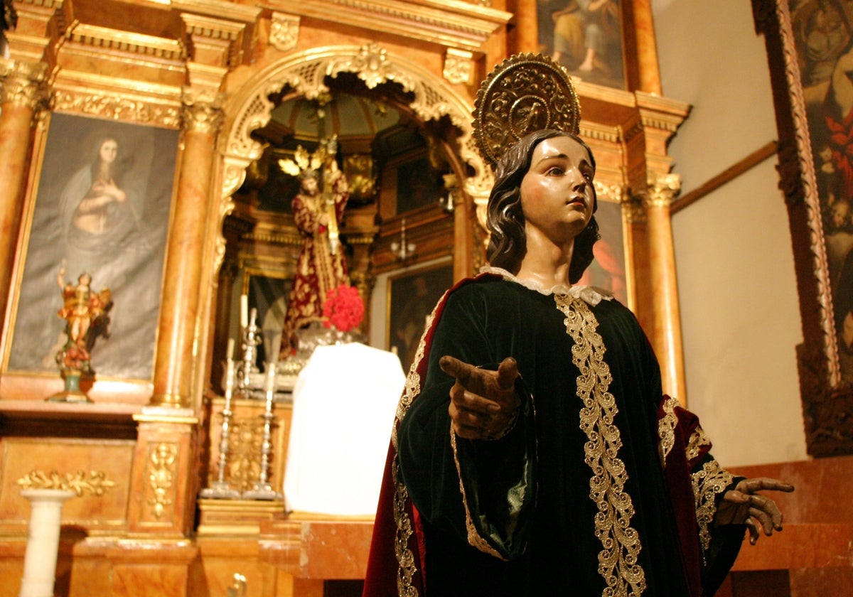 La imagen de San Juan, ante Jesús Nazareno, en el interior de la iglesia