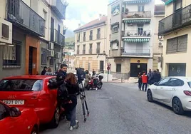 Periodistas esperan este lunes ante la vivienda de Jaén en la que ha aparecido el menor asesinado