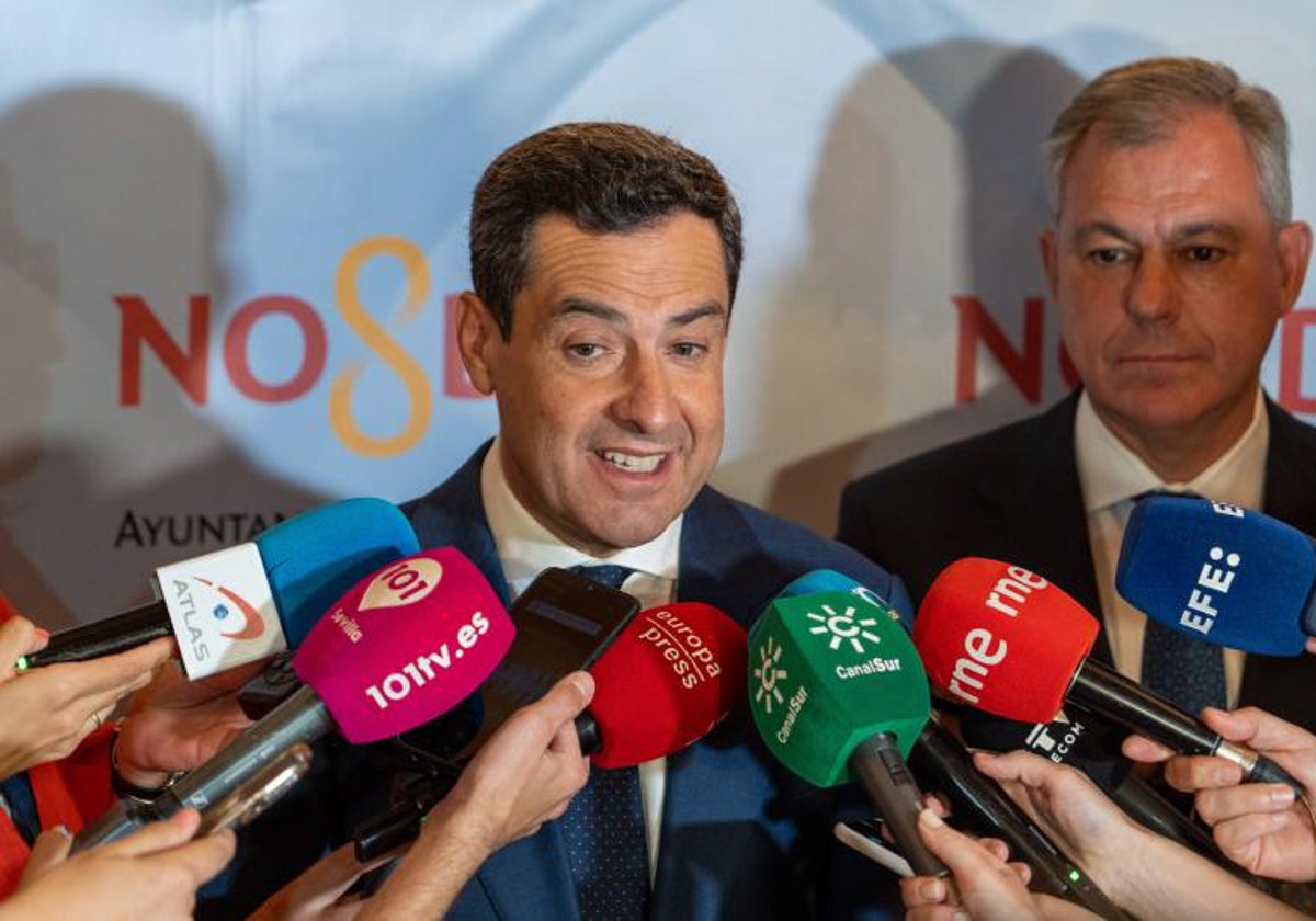 Juanma Moreno, ante los medios, en una imagen de archivo junto al alcalde de Sevilla, José Luis Sanz