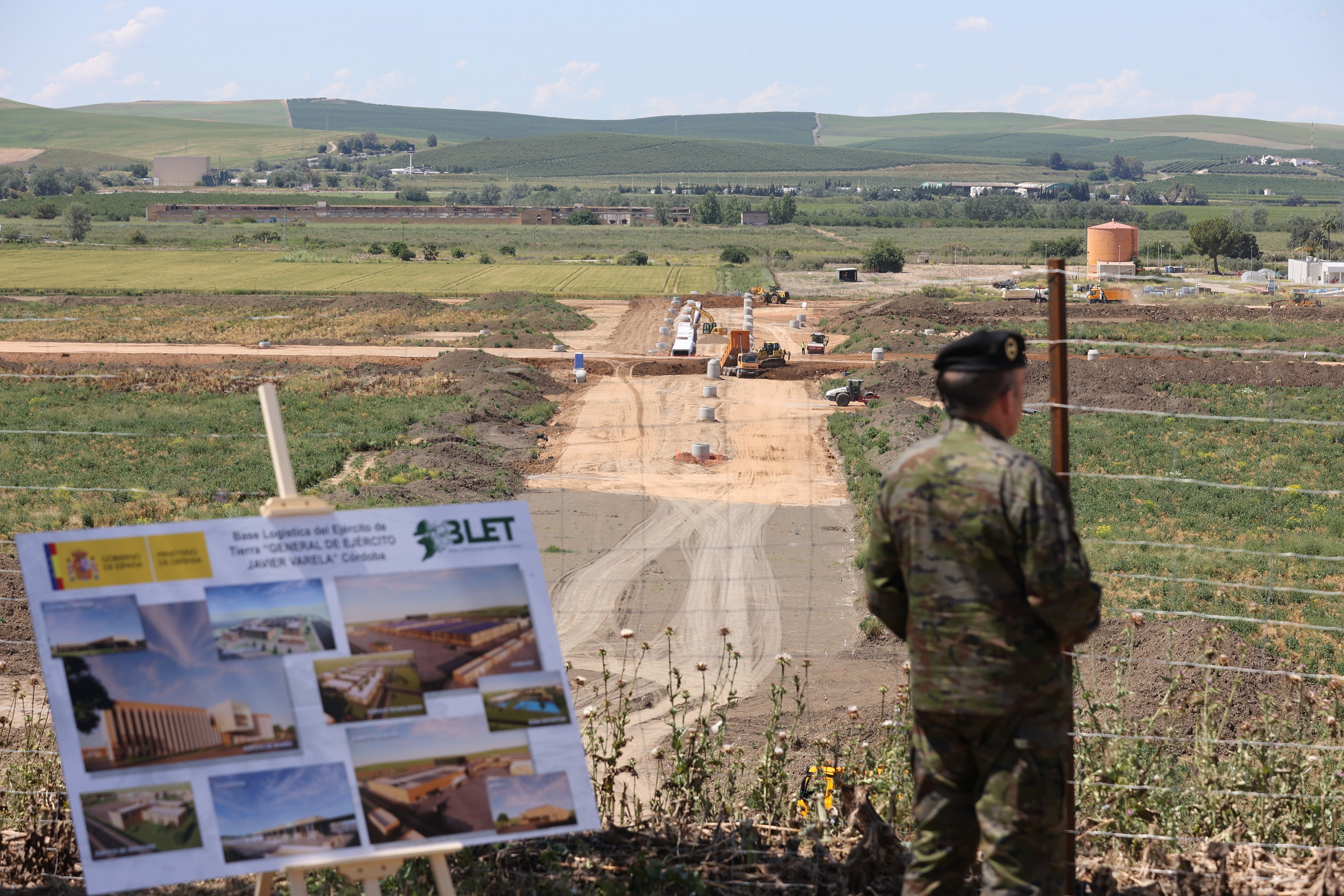 Las imágenes de la visita de la ministra de Defensa a las obras de la Base Logística del Ejército