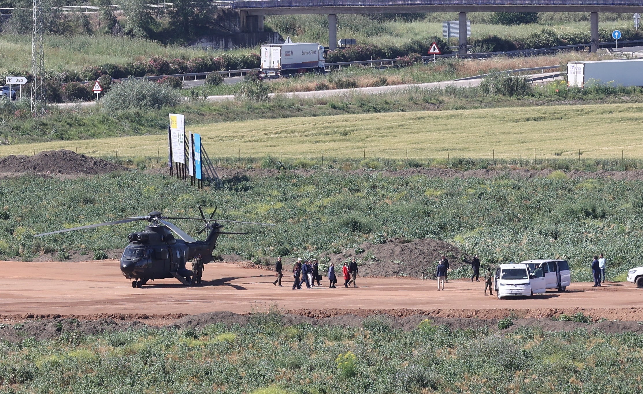 Las imágenes de la visita de la ministra de Defensa a las obras de la Base Logística del Ejército