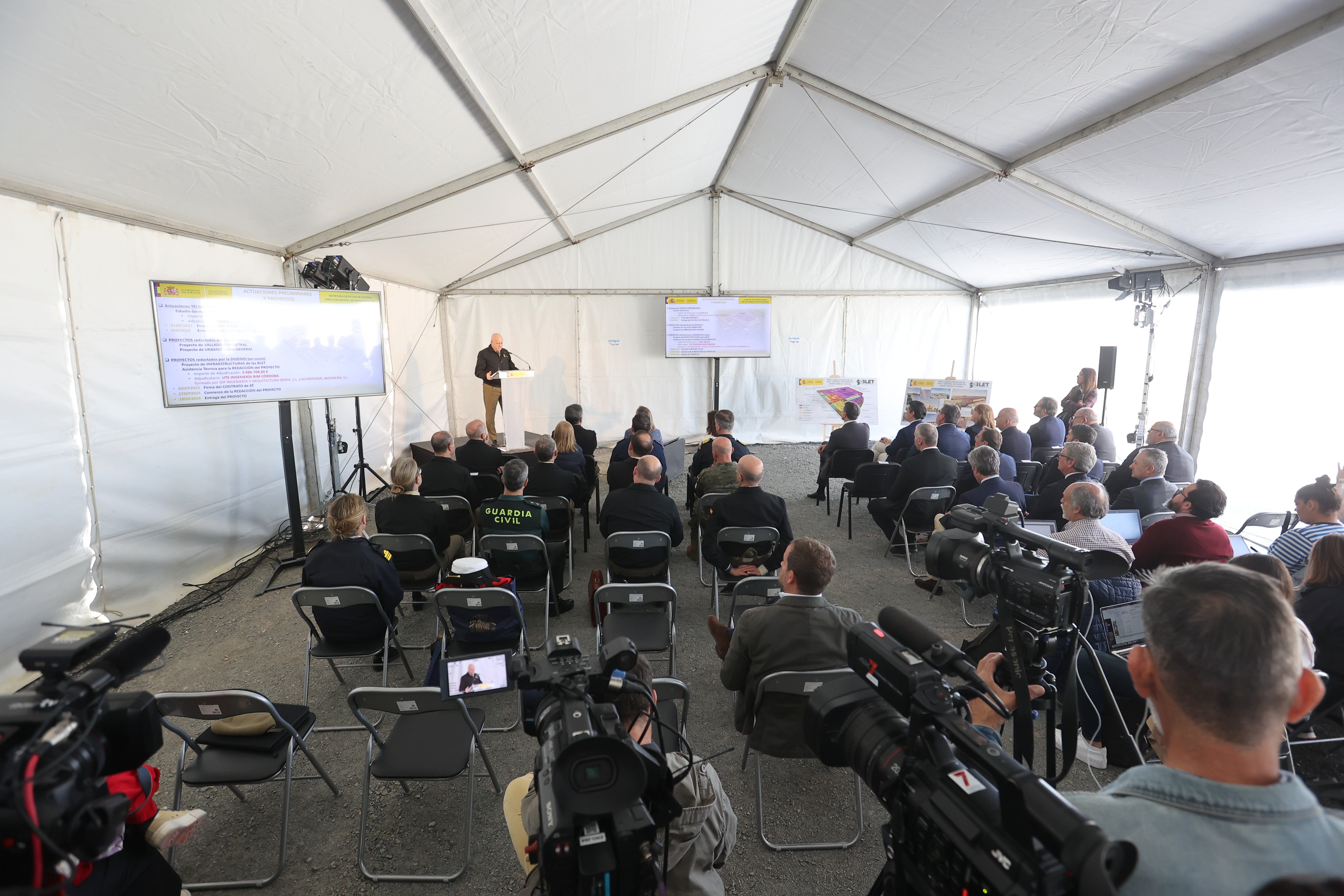 Las imágenes de la visita de la ministra de Defensa a las obras de la Base Logística del Ejército