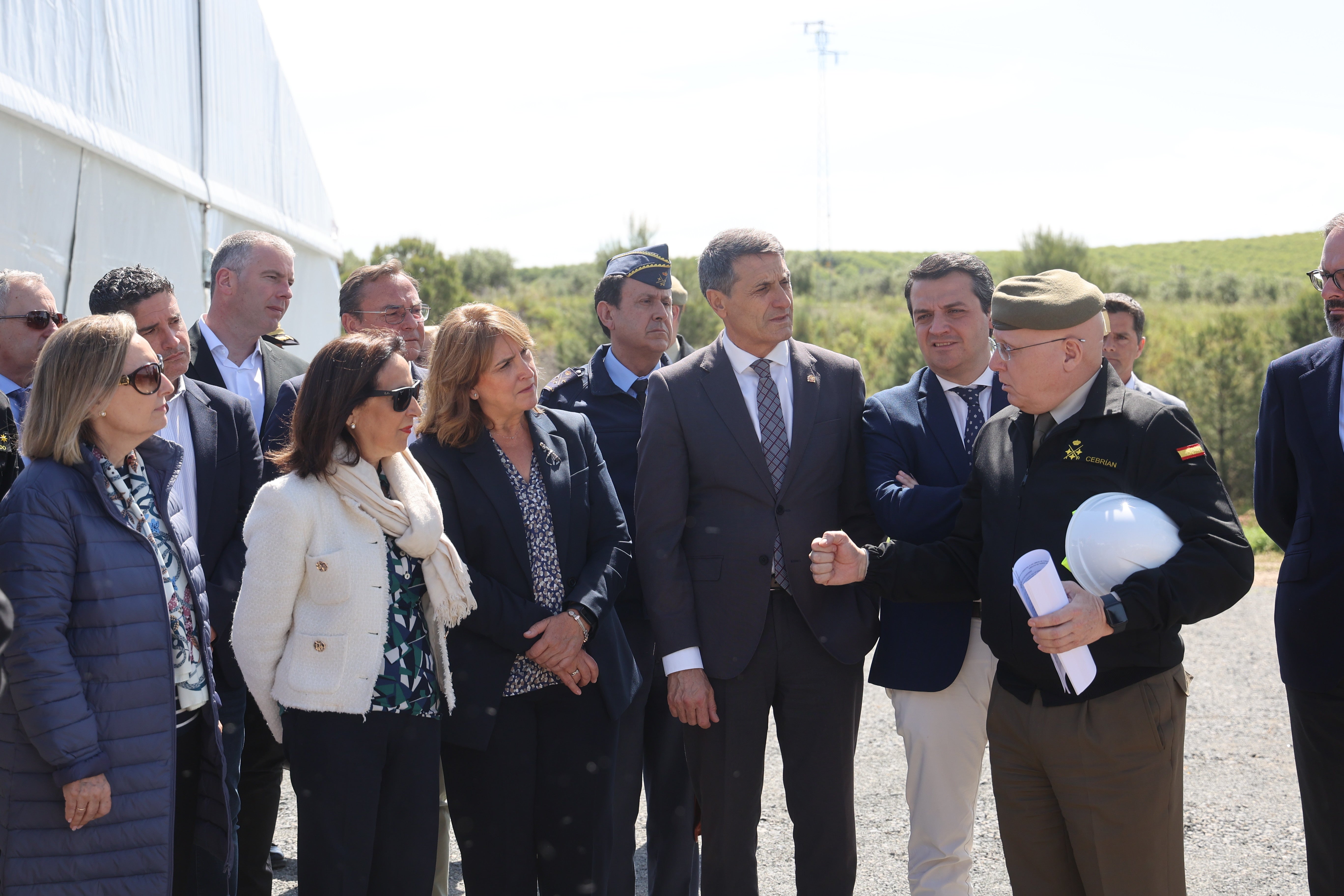 Las imágenes de la visita de la ministra de Defensa a las obras de la Base Logística del Ejército