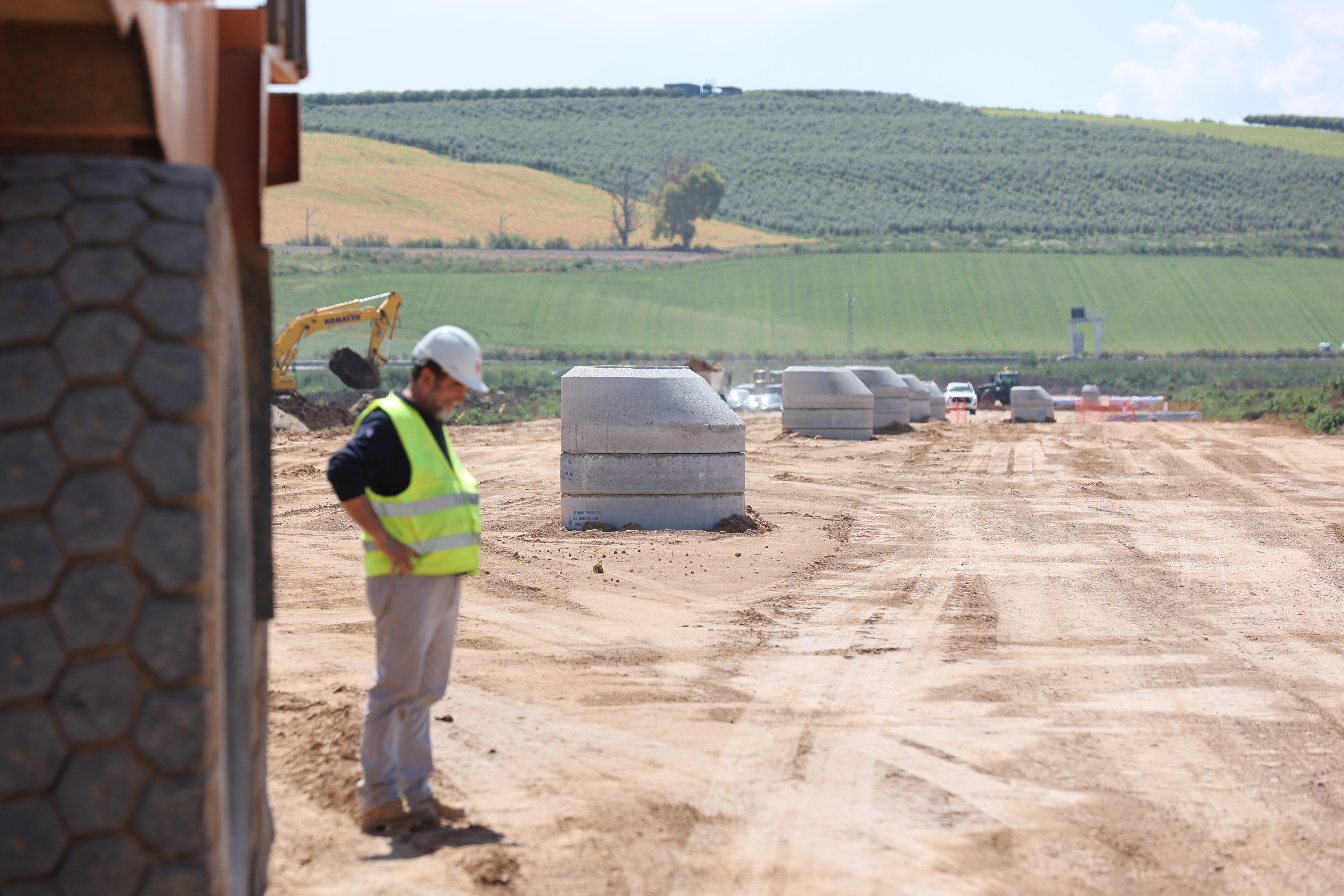 Las imágenes de la visita de la ministra de Defensa a las obras de la Base Logística del Ejército
