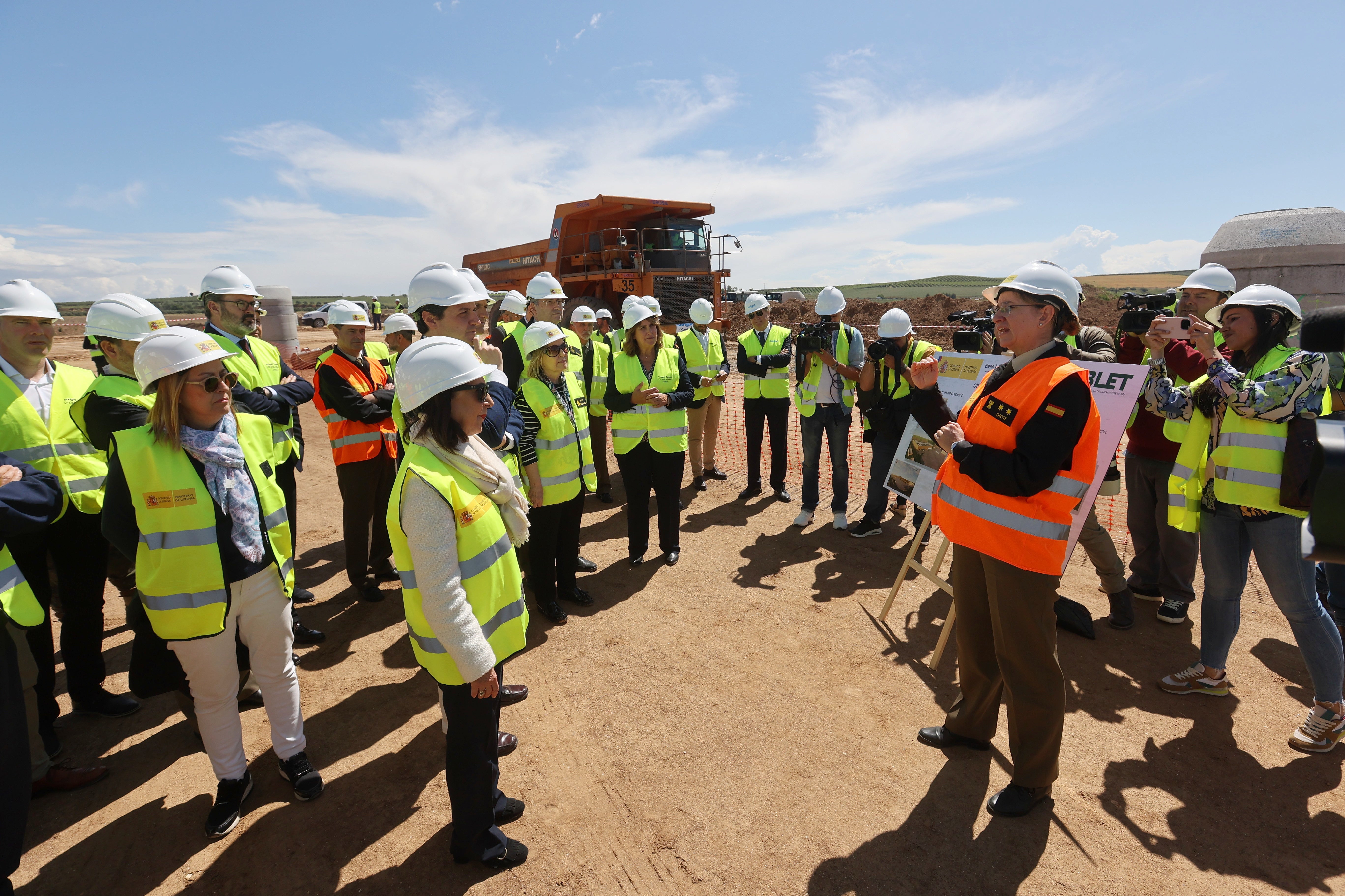 Las imágenes de la visita de la ministra de Defensa a las obras de la Base Logística del Ejército