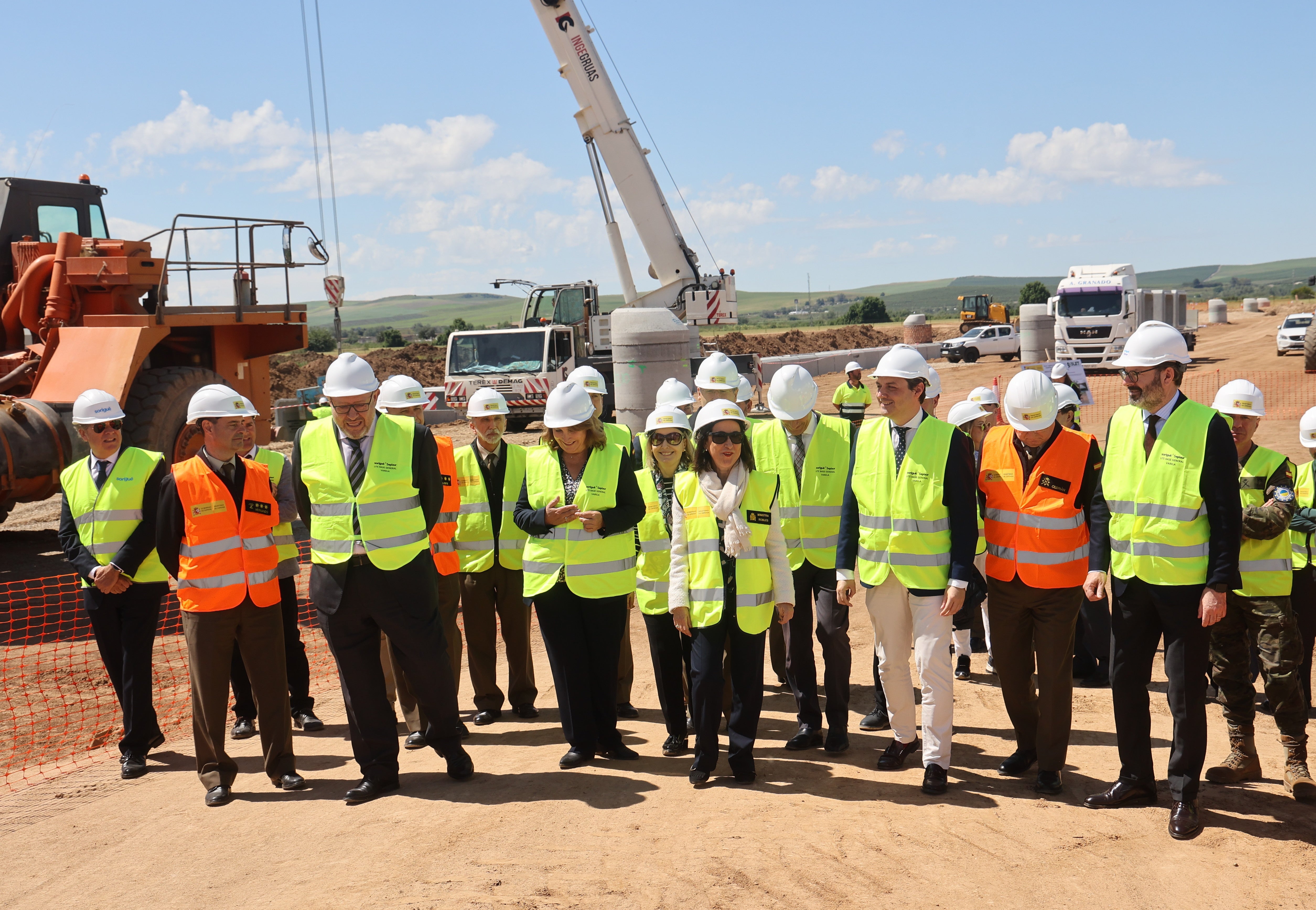 Las imágenes de la visita de la ministra de Defensa a las obras de la Base Logística del Ejército