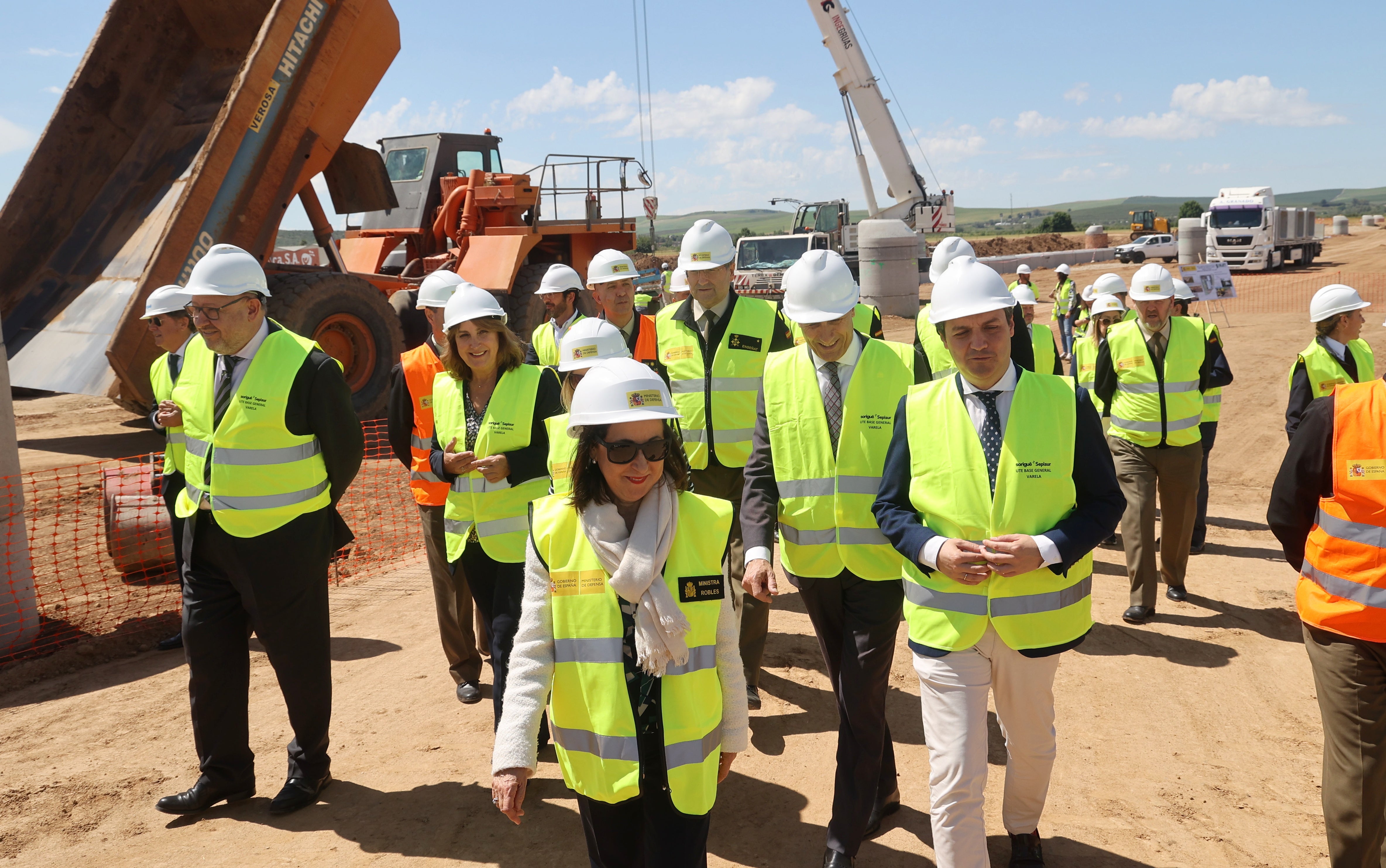 Las imágenes de la visita de la ministra de Defensa a las obras de la Base Logística del Ejército