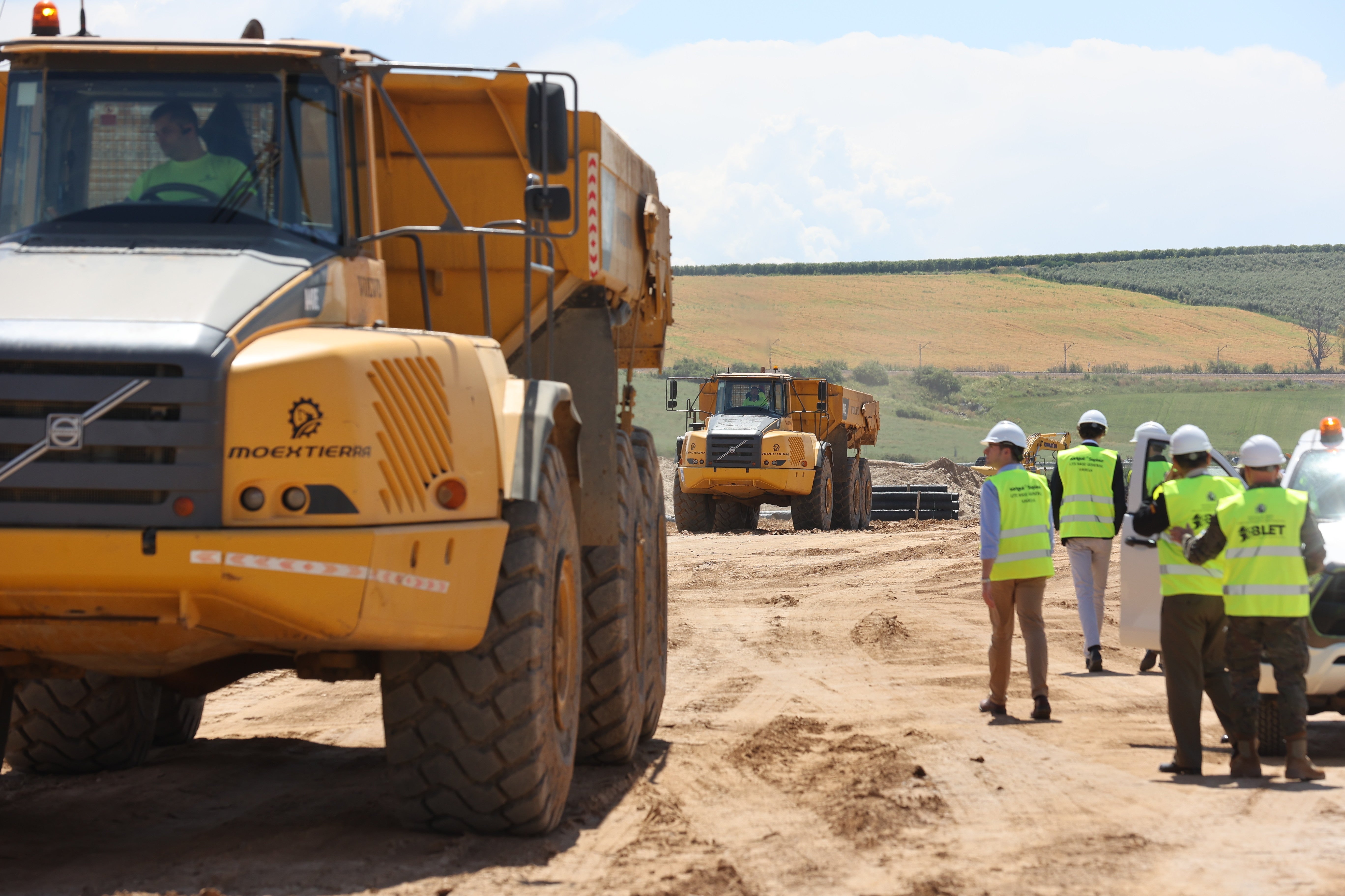 Las imágenes de la visita de la ministra de Defensa a las obras de la Base Logística del Ejército