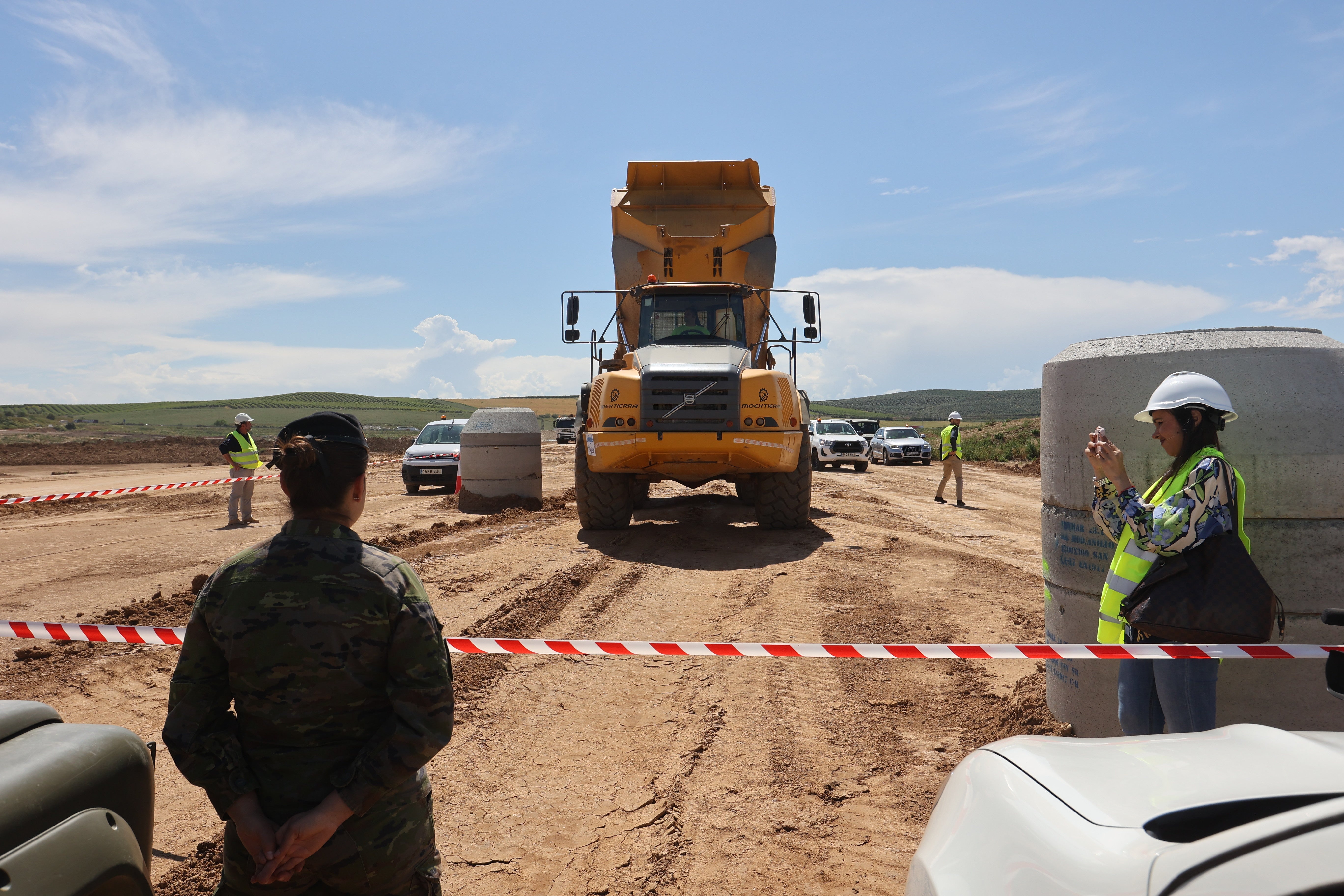 Las imágenes de la visita de la ministra de Defensa a las obras de la Base Logística del Ejército