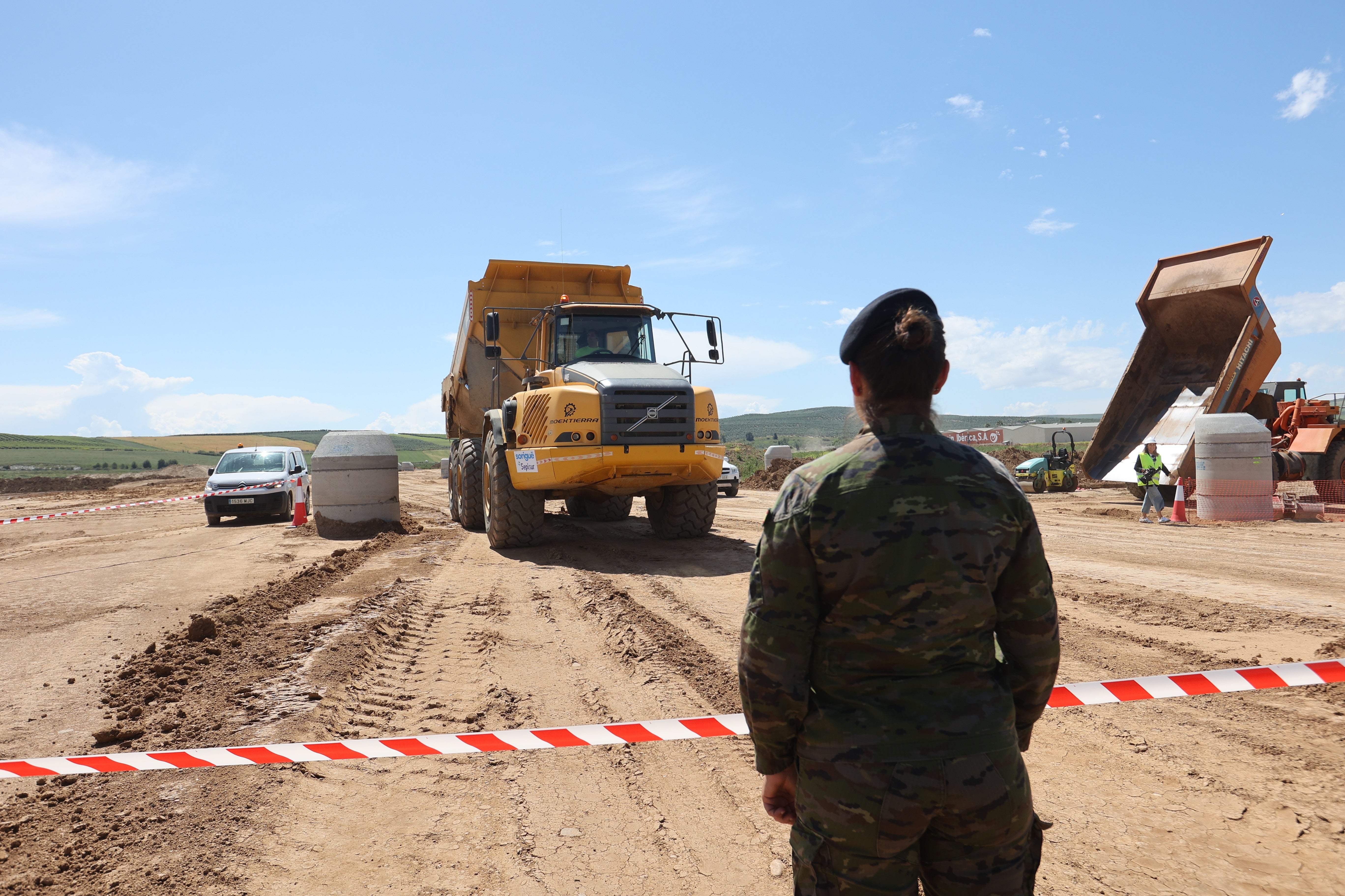Las imágenes de la visita de la ministra de Defensa a las obras de la Base Logística del Ejército