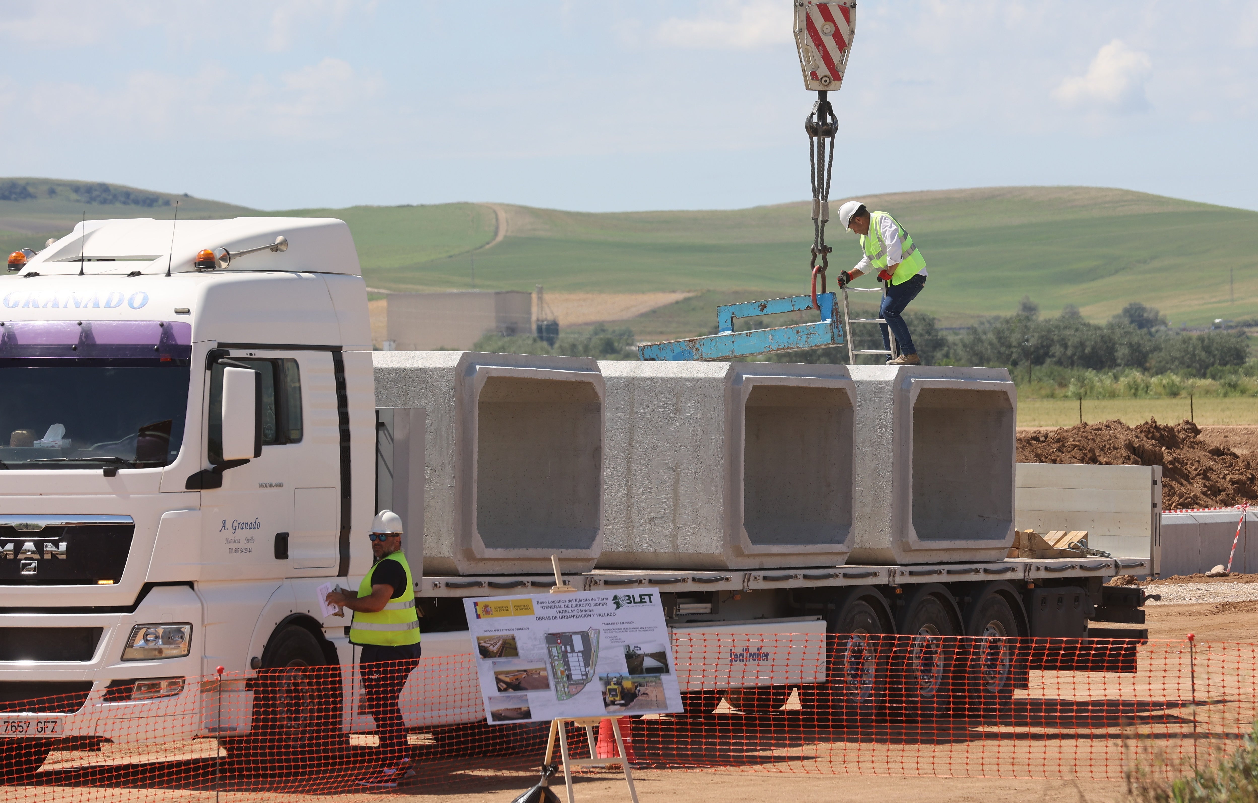 Las imágenes de la visita de la ministra de Defensa a las obras de la Base Logística del Ejército