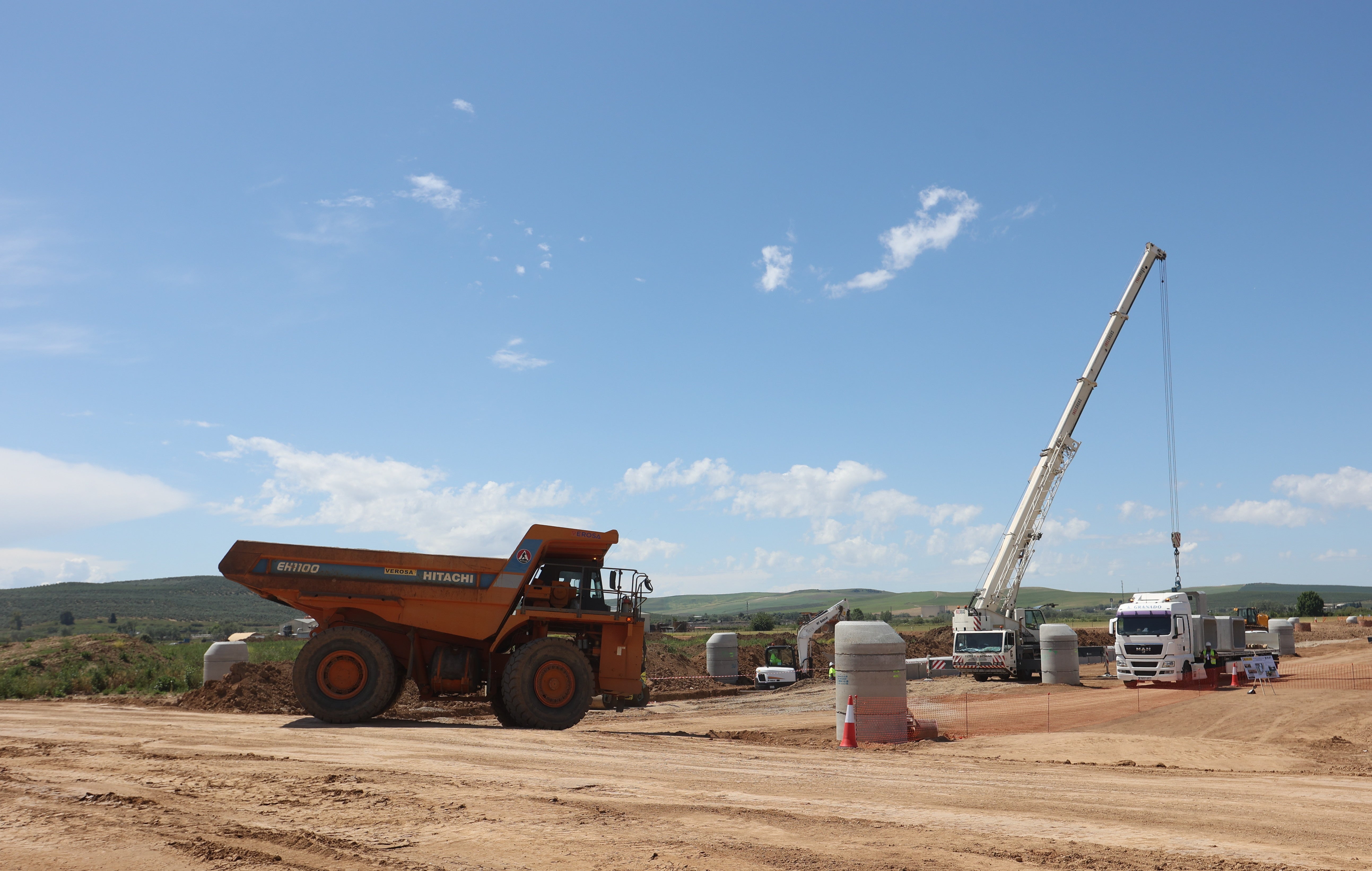 Las imágenes de la visita de la ministra de Defensa a las obras de la Base Logística del Ejército