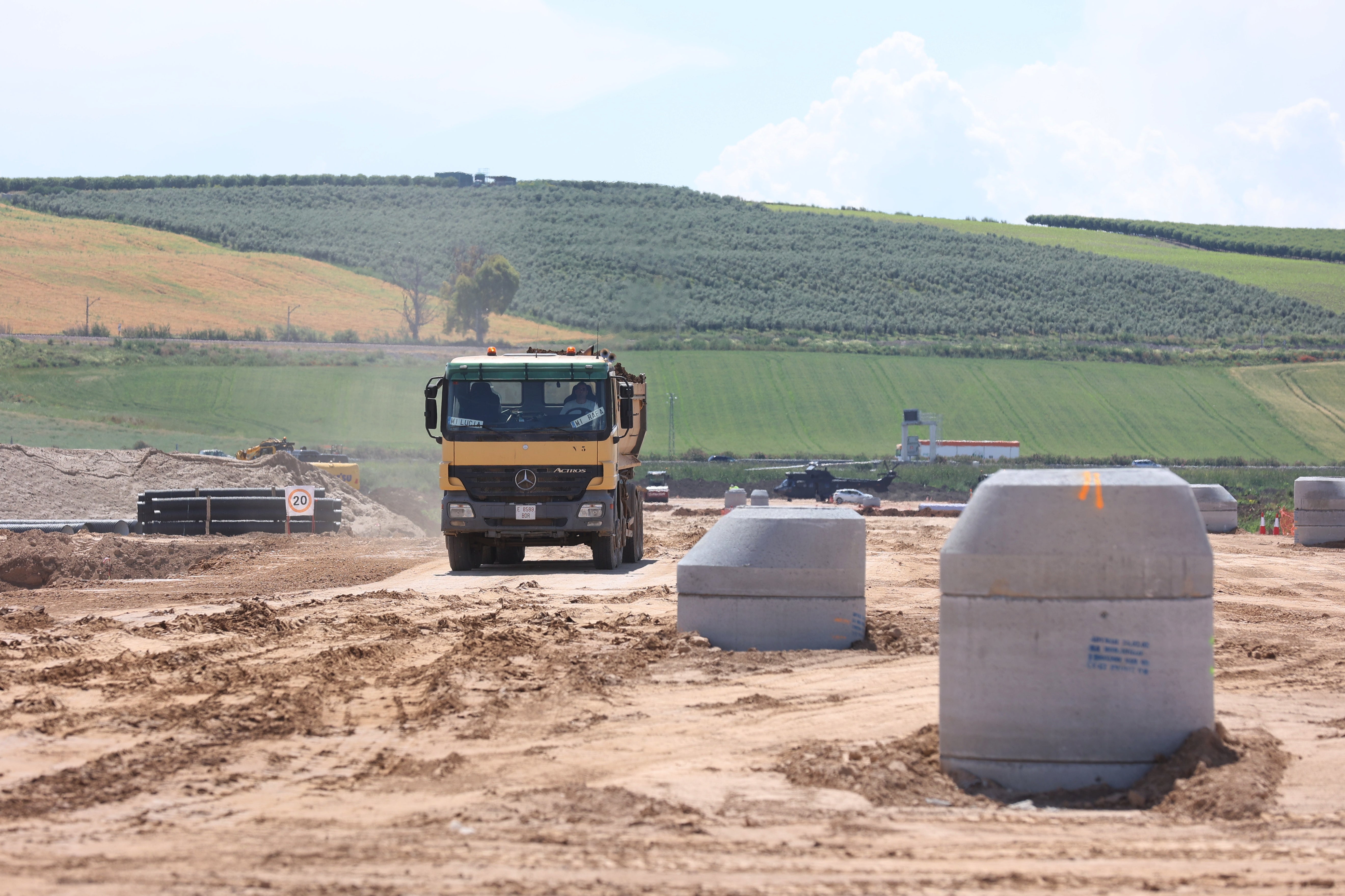Las imágenes de la visita de la ministra de Defensa a las obras de la Base Logística del Ejército