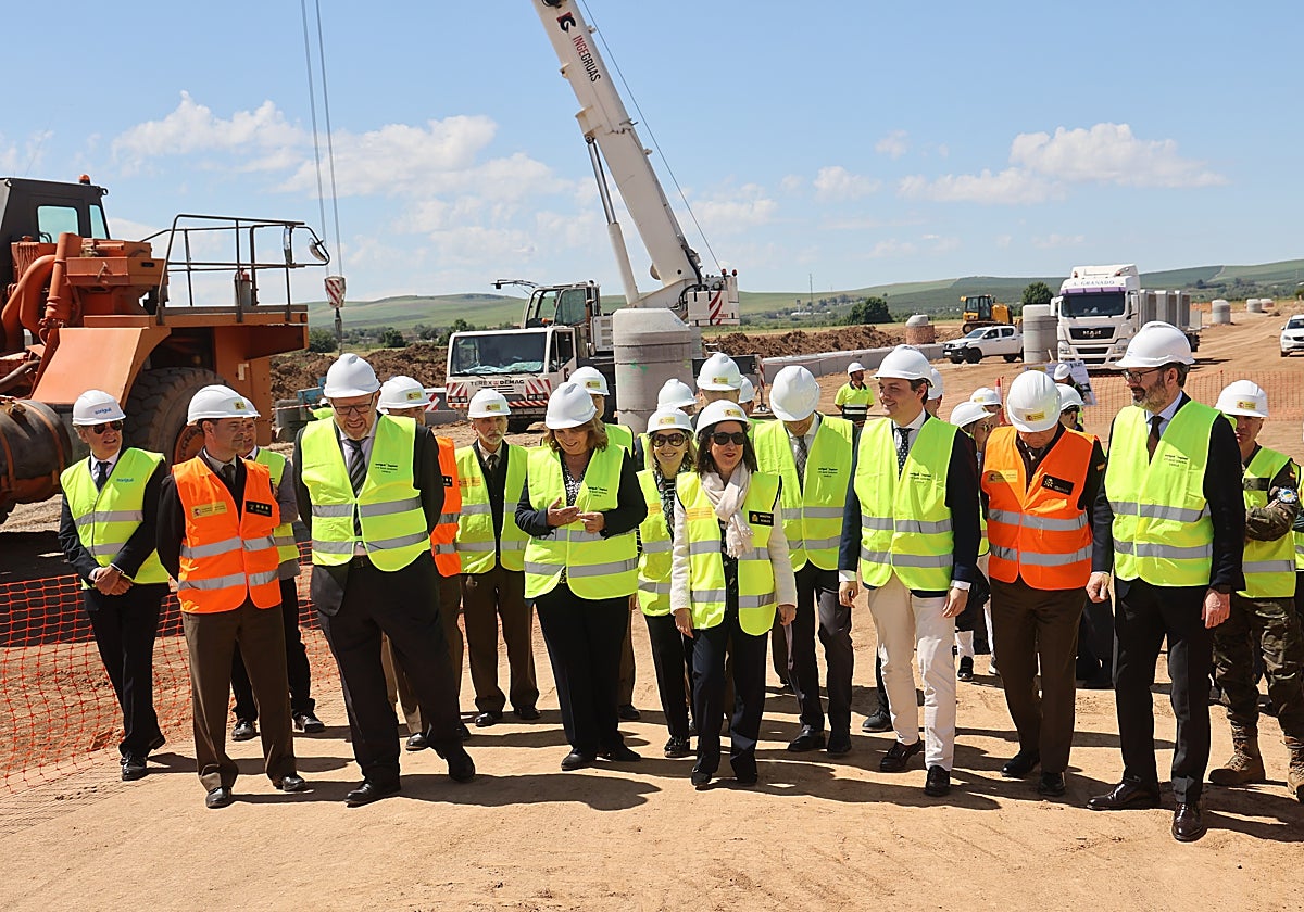 Robles, en las obras de la Base en la Rinconada, junto con el resto de autoridades