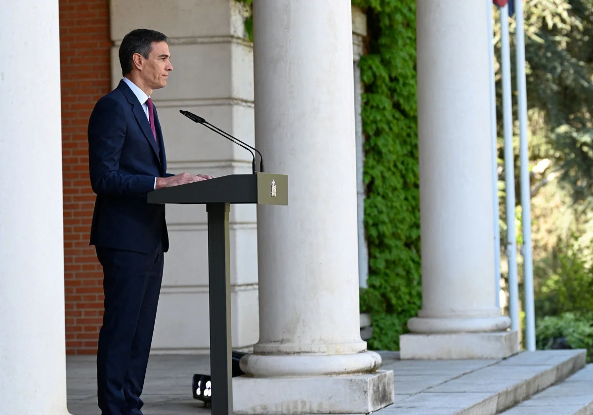 Sánchez, durante su discurso sin medios en las escalinatas de La Moncloa