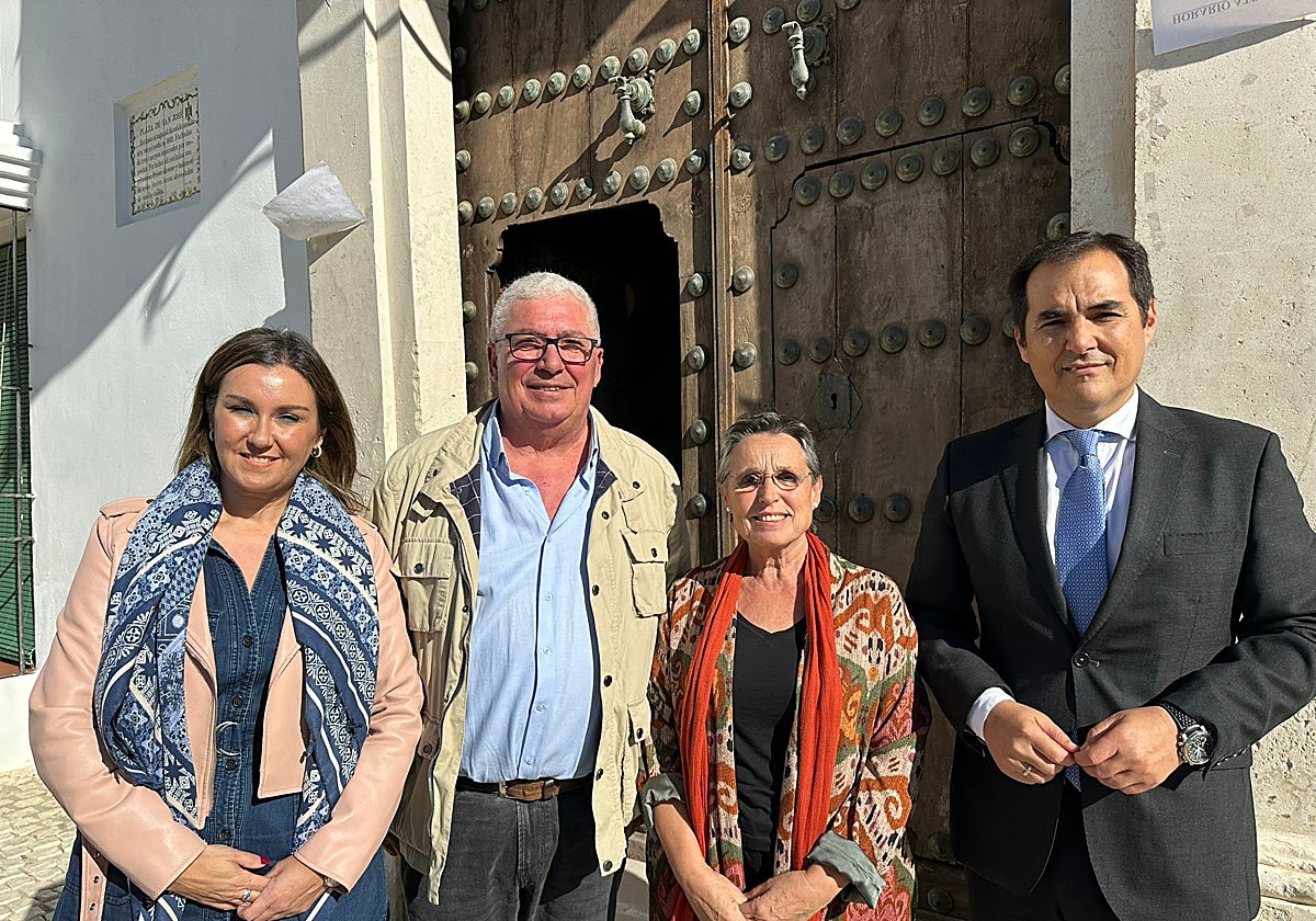 Autoridades delante del edificio que será reformado