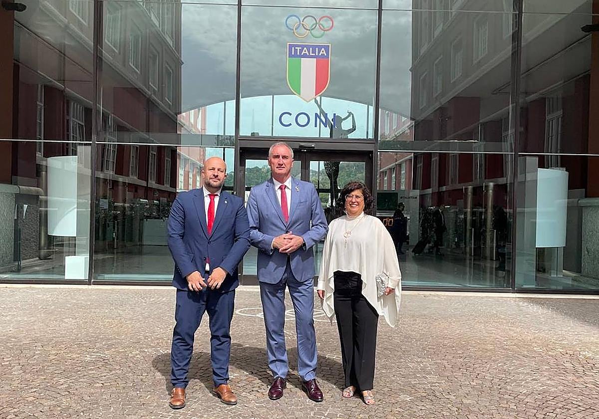 El alcalde de Segovia, José Mazarías, junto al concejal de Deportes, Jesús Garrido y la primera teniente de alcalde, Rosalía Serrano