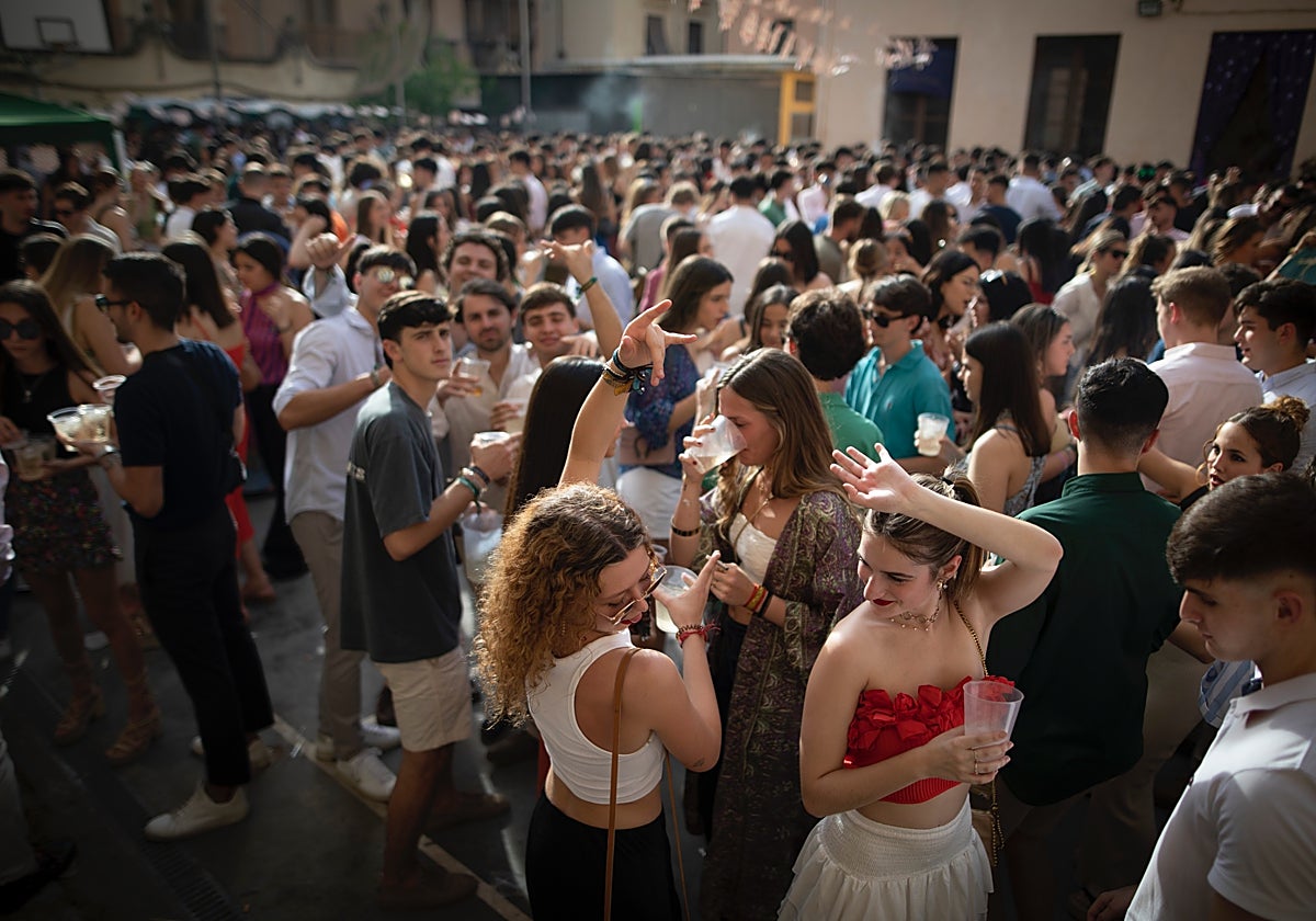 Jóvenes se divierten en la fiesta de las Cruces de Granada