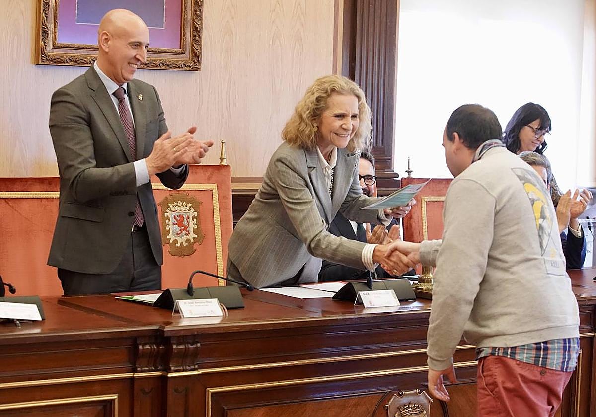 El alcalde de León, José Antonio Diez, y la directora de Proyectos Sociales de la Fundación Mapfre, la Infanta Elena de Borbón, entregan los diplomas del curso Empleo Verde con Salud Mental León y la Fundación Mapfre