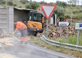 Accidente Córdoba: vuelca un camión cargado de madera en una rotonda de la N-331 en Lucena