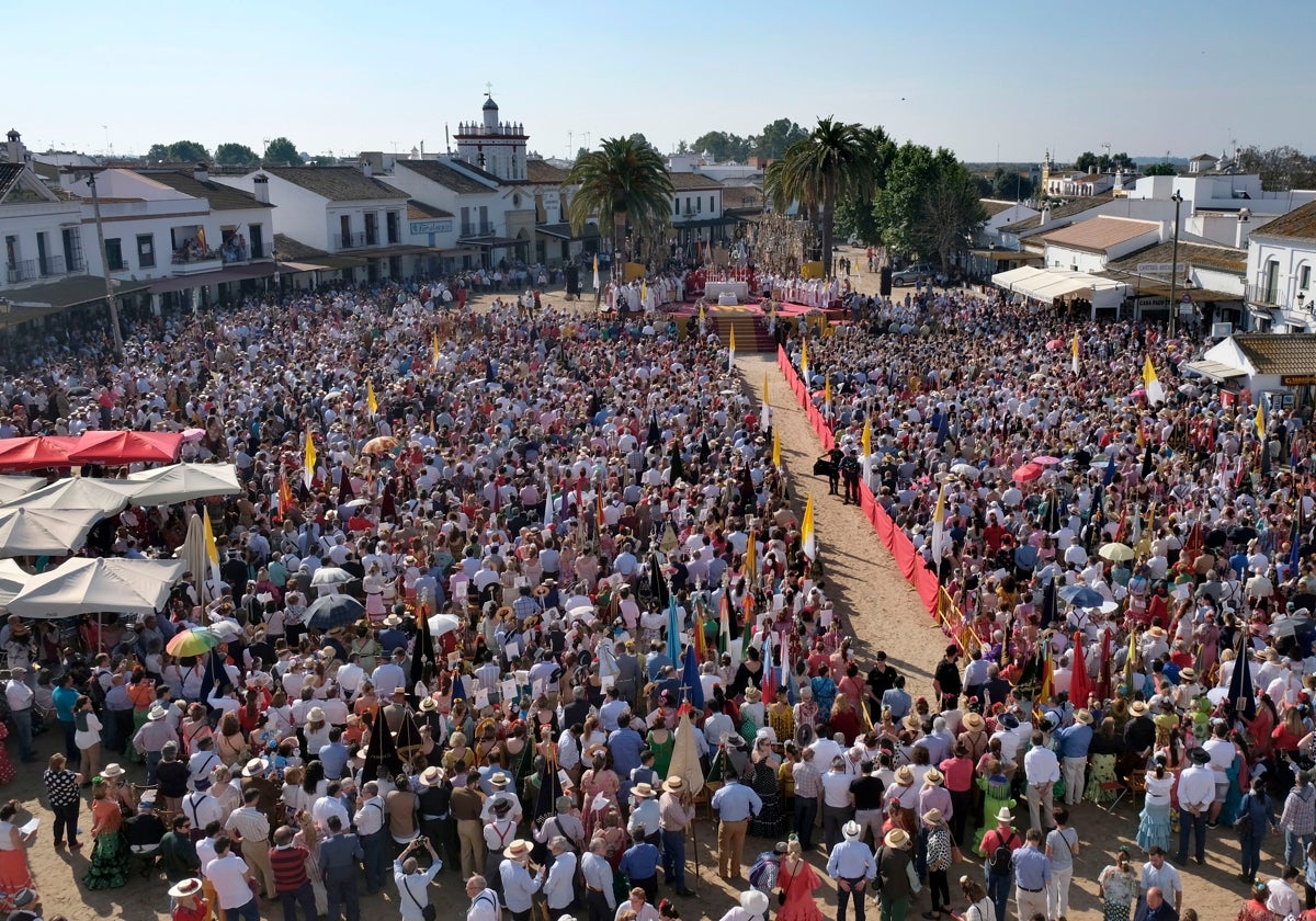 Pontifical del Domingo de Pentecostés en la aldea del Rocío