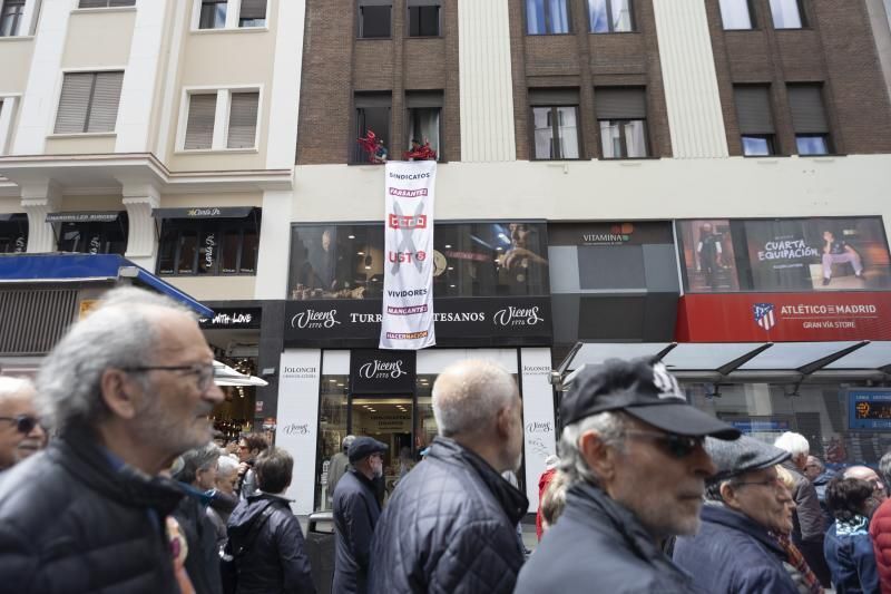 En la Gran Vía unos vecinos han exhibido una pancarta contra los sindicatos y algunos manifestantes les han increpado