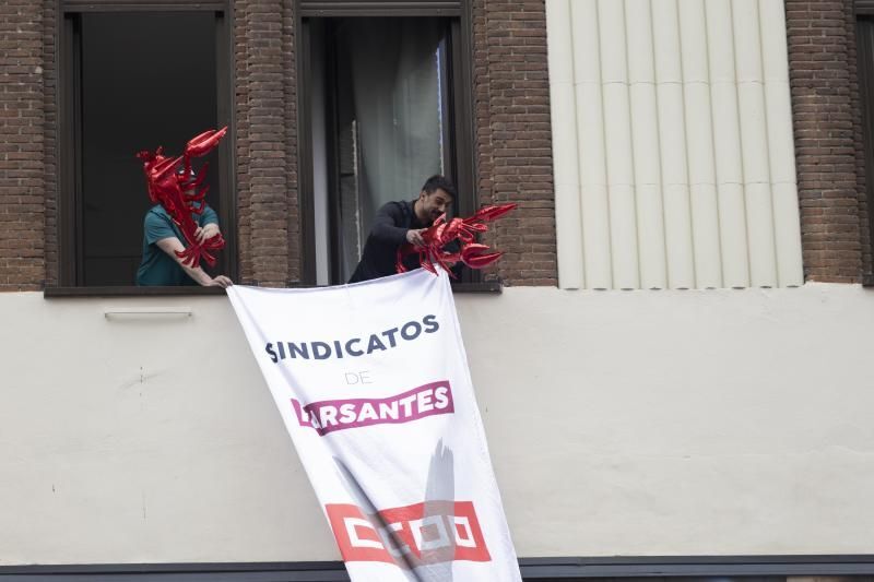 Además de la pancarta, los jóvenes que protestaban contra los sindicatos han mostrado dos langostas en alusión a la polémica de las facturas de algunos sindicatos