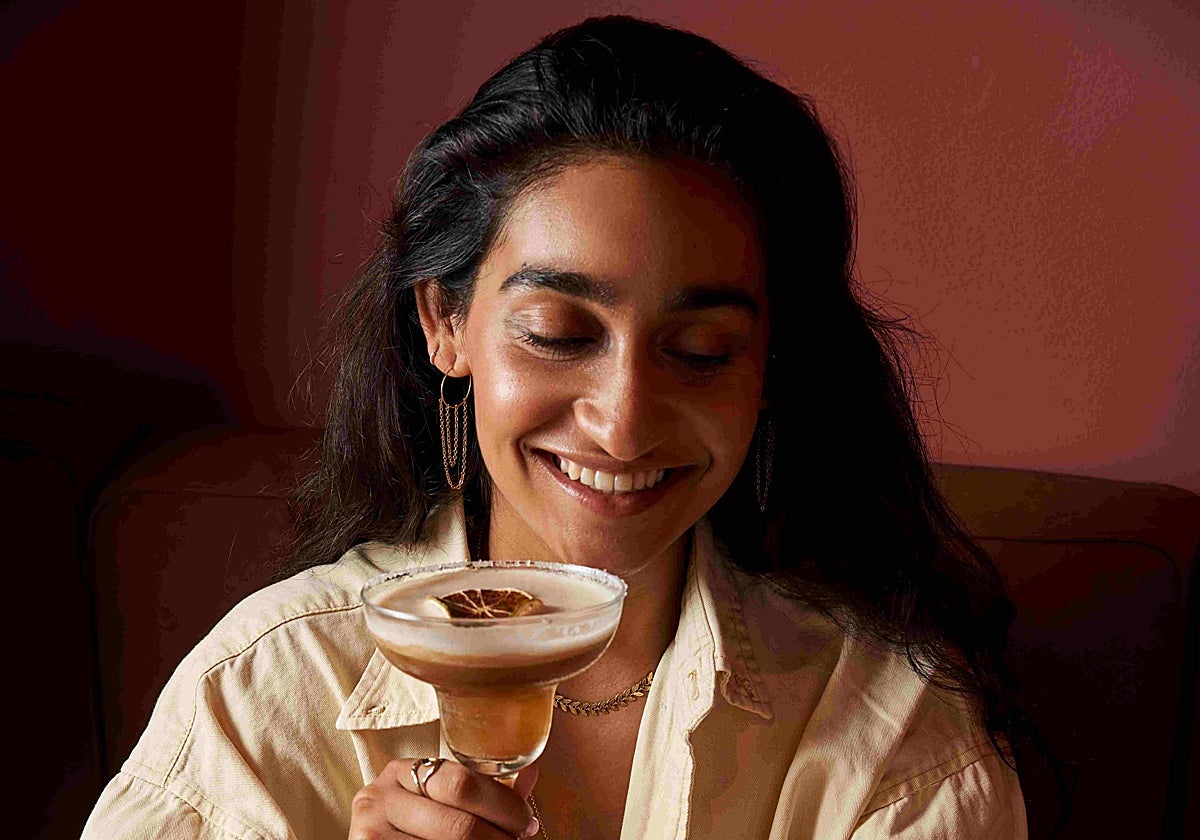 Anoushka Das Gupta, jefa de sala de Little Andaman, con un cóctel Tamarind & Ginger Margarita con un toque de jengibre y tamarindo que marida muy bien con los menús del restaurante