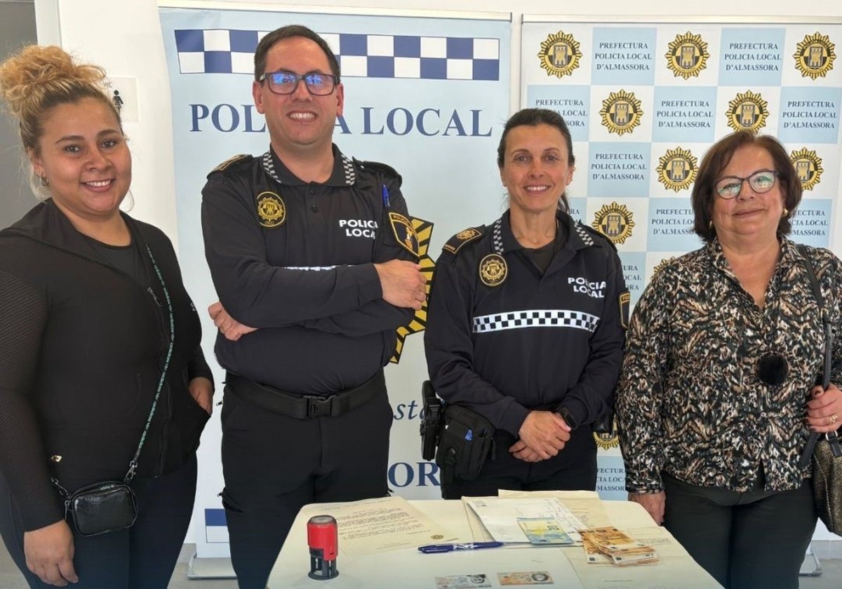 Las dos mujeres, junto al dinero que encontraron por la calle y ahora se les ha entregado, al no reclamarlo nadie, junto a dos policías locales de Almassora.