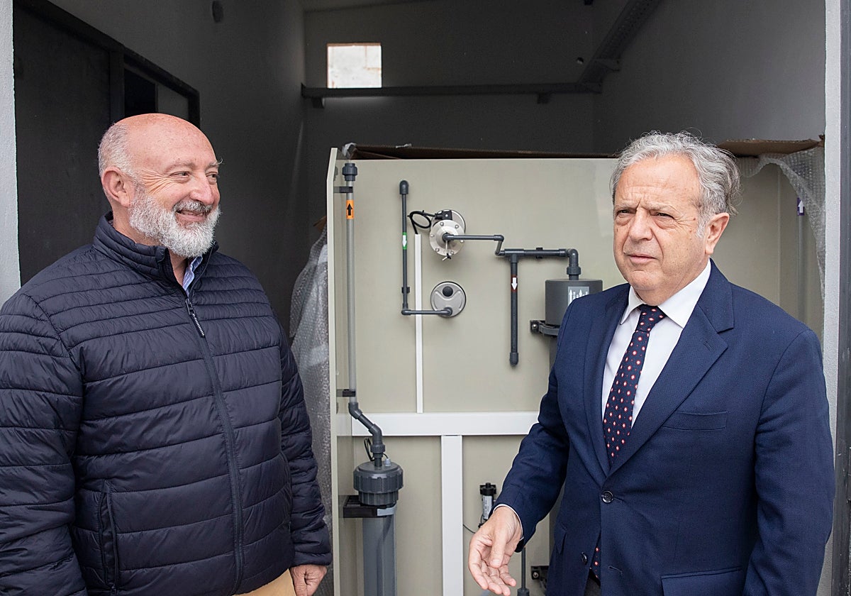 Fuentes, acompañado por el jefe de Producción de Emproacsa, Gabriel Benítez