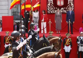 La presidenta de la Comunidad de Madrid durante desfile del Dos de Mayo
