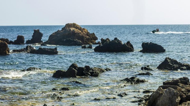 Costa de la isla alicantina, en un espacio rocoso.