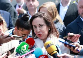 La ministra de Defensa, Margarita Robles, atendiendo a los medios el pasado 29 de abril