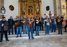 Santa Cruz de la Zarza celebra la primavera cantando las singulares letras de los 'mayos'