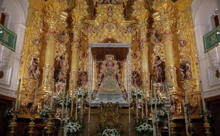 Imagen principal - La Virgen del Rocío ya está en su paso procesional para la romería