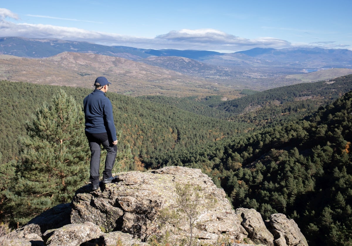 El senderismo es uno de los platos fuertes de la sierra madrileña