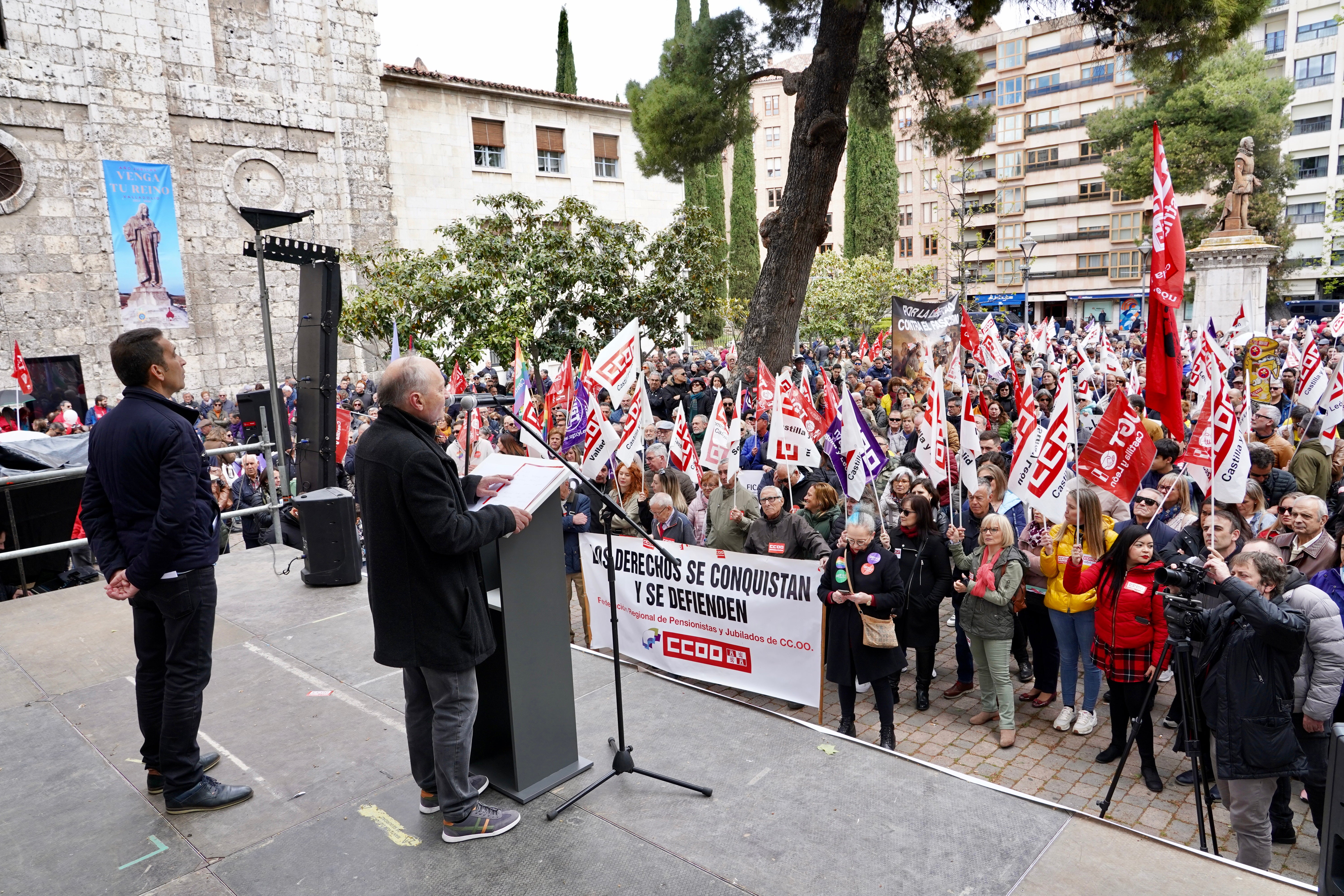 Los secretarios de UGT y CCOO en Castilla y León, Faustino Temprano y Vicente Andrés, se dirigen a los asistentes en Valladolid