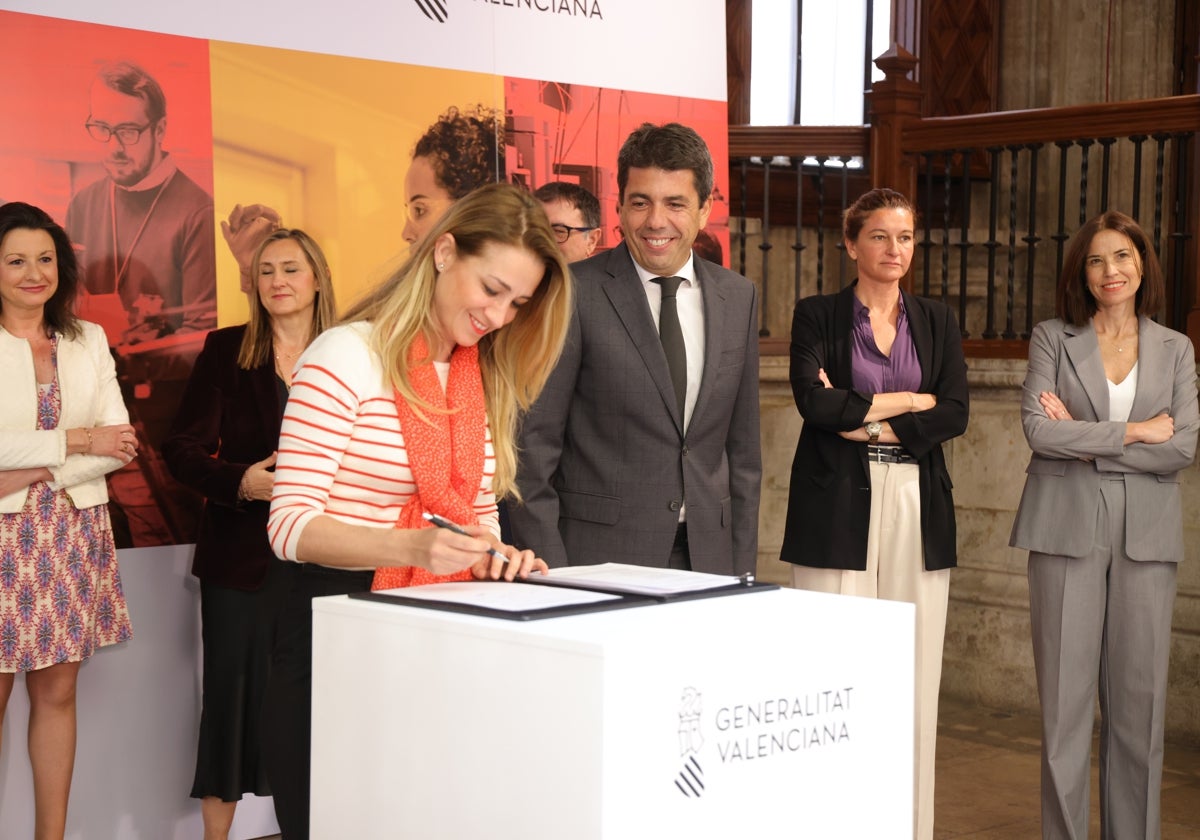 El presidente de la Generalitat Valenciana, Carlos Mazón, en la firma del convenio colectivo de las Fundaciones de Investigación Biomédica, este jueves.