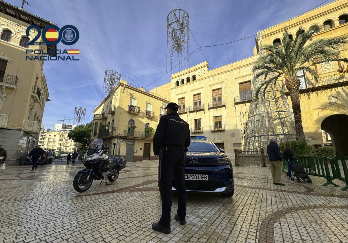 Imagen de archivo de un agente de la Policía Nacional en la provincia de Alicante