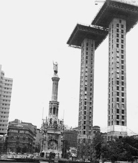 Imagen secundaria 2 - Arriba, traslado de la estatua de Colón al lateral de los Jardines del Descubrimiento. Abajo, izq., el lugar que iba a servir de base al monumento, tras derribarse la Casa de la Moneda; y dcha, las Torres de Colón en construcción