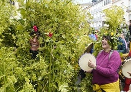 Villafranca del Bierzo (León) 'revive' a los 'maios' para dar la bienvenida a la primavera