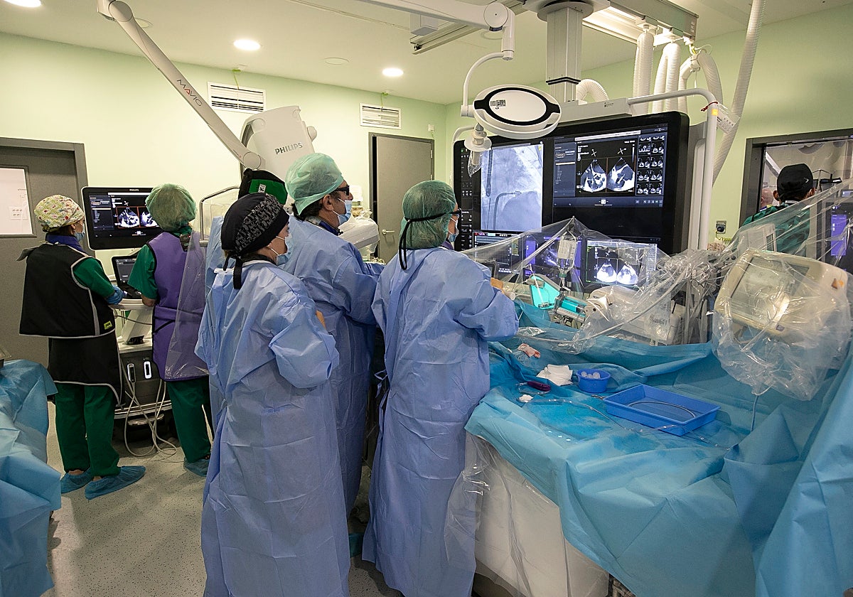 Sanitarios en un quirófano del Hospital Reina Sofía